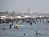 بالصور .. توافد أبناء المحافظات على شاطئ بورسعيد إحتفالاً بـ "شم النسيم"