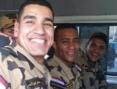 مستخدمو "فيس بوك" يتداولون صورا لمحمد رمضان مع زملائه فى الصاعقة المصرية