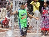 بالصور.. الأطفال يحولون نافورة حديقة الأزهر لحمام سباحة والإدارة تغلقها