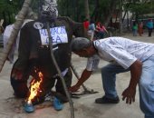 بالصور.. المكسيكيون يحتفلون بعيد القيامة بحرق دمى ترامب