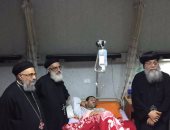 بالصور.. أسقف المنيا يزور مصابى حادث كنيسة مار مرقس بمستشفيات الشرطة