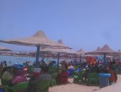 بالصور ..المئات يحتفلون بشم النسيم على شواطئ الغردقة