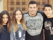 بالفيديو.. عمرو دياب يغنى لأبنائه