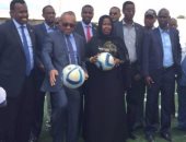 بالصور.. رئيس "كاف" يتعهد بتطوير الكرة الصومالية