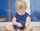 تحذير للآباء.. ساعة من استخدام الموبايل تحرم الطفل 16 دقيقة من النوم