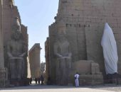 بالصور.. تمثال رمسيس الثانى قبل إزالة الستار عنه بمعبد الأقصر