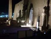 بالصور.. تمثال رمسيس الثانى ينتظر وزير الآثار لإزالة الستار بمعبد الأقصر
