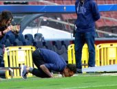 الحنين إلى الماضى.. دانى ألفيس يقبل شعار برشلونة قبل مواجهة يوفنتوس