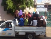 قارئ يشارك بصور لسيارة ربع نقل تحمل عددا كبيرا من التلاميذ فى المنيا