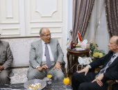 محافظة القاهرة يستعرض مع وزير التنمية المحلية منظومة إدارة النظافة بالعاصمة
