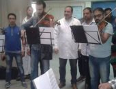 فريق "رباعى الأوتار" يعزف للمرضى بالعيادات الخارجية لمستشفى جامعة المنصورة