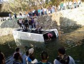 بالفيديو والصور.. قارئ يرصد سقوط أتوبيس مدارس بمياه ترعة المنصورية 