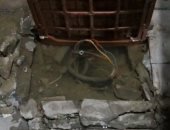 بالصور.. مواطن يشكو من كسر ماسورة مياه بجوار أسلاك كهرباء بالإسكندرية