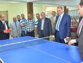 بالصور.. رئيس جامعة أسيوط وعميد تربية يتنافسان فى مباراة تنس طاولة