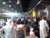 بالصور.. خطوط السعودية تنقل رحلاتها للمطار القديم والمعتمرون يفترشون الأرض