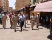 بالصور.. مدير أمن أسوان يتجول بـ"التيشرت" فى السوق السياحى