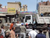 إزالة الإشغالات والتعديات على أرصفة الشوارع بوسط مدينة مرسى مطروح