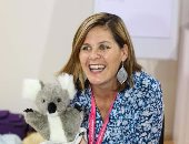 الكاتبة الأكثر مبيعا فى أستراليا تسرد القصص لأطفال مهرجان الشارقة