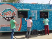 بالفيديو والصور.. شباب بالسويس يدشنون مشروع "كراكون" للقضاء على البطالة.. والحى يطردهم