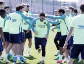بالفيديو.. عقاب جماعى من نجوم برشلونة لميسي قبل الكلاسيكو