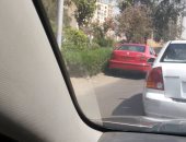 مواطن يرصد سيارة بدون لوحات معدنية أمام مستشفى الشرطة بمدينة نصر