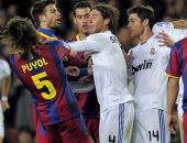 شاهد.. الوجه القبيح لمباريات الكلاسيكو.. عنف واشتباكات وبطاقات حمراء