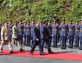السيسي ورئيس الكونغو يستعرضان حرس الشرف بقصر الاتحادية