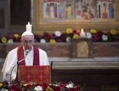 فايننشال تايمز: بابا الفاتيكان يسعى لطمأنة المسيحيين ومد يد صداقة للمسلمين