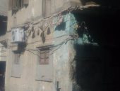بالصور.. منزل آيل للسقوط يهدد حياة أهالى شارع أحمد عرابى فى السويس