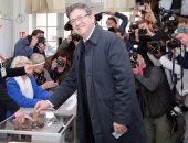 بالصور.. المرشح الفرنسى للرئاسة "ميلانشون" يدلى بصوته فى الانتخابات