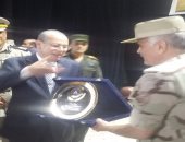 بالفيديو..محافظ دمياط ورئيس جمعية المحاربين القدامى يكرمون أسر الشهداء 