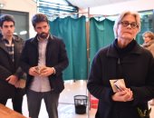 بالصور.. زوجة "فيون" ونجلاها يدلون بأصواتهم فى انتخابات الرئاسة الفرنسية
