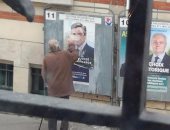 فرنسى يشوه صور مرشحى الرئاسة للتعبير عن استيائه من الانتخابات