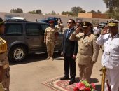 محافظ أسيوط يضع إكليل الزهور على قبر الجندى المجهول