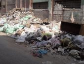 بالصور.. القمامة تحاصر أهالى شارع الشجر فى شبرا مصر