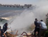 بالفيديو والصور.. السيطرة على حريق بـ"الهيش" على شاطئ نيل سوهاج دون إصابات