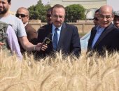 بالصور.. محافظ بنى سويف ووزيرا التموين والزراعة يتفقدون صوامع وشون القمح