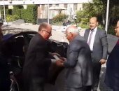 بالفيديو والصور.. وزير الثقافة يهدى "الغضبان" كتابا فور وصوله بورسعيد