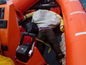 بالصور .. خفر السواحل ينتشل جثة مهاجر بعد غرق زورق قبالة جزيرة ليسبوس 
