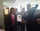 محافظ مطروح يهدى "غادة والى" درع تكريم لتنفيذ مبادرة "مستقبلنا فى أيدينا"