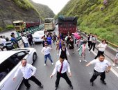 بالصور.. صينيون يرقصون فى الشوارع لحين انتهاء الاختناق المرورى