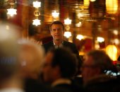 بالصور.. إيمانويل ماكرون يحتفل مع أنصاره بالفوز فى أحد مطاعم باريس