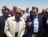 بالصور.. وزير النقل: "طريق السويس زى العسل.. وهشد مسئولى الطرق"