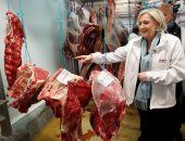 بالصور.. جولة انتخابية لمرشحة الرئاسة الفرنسية "لوبان" فى سوق غذاء دولى