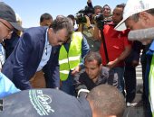 بالفيديو.. درس من وزير النقل للعاملين بالسويس فى قياس قضبان السكك الحديدية