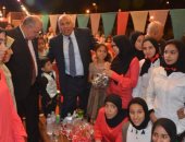 بالصور ..محافظ الوادى الجديد يكرم الطلاب المتفوقين فى الانشطة المدرسية