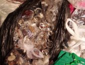 بالصور.. جمارك المطار تضبط راكبا يمنيا بمحاولة تهريب 27 كجم أحجار كريمة