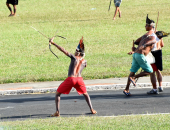 بالصور.. سكان البرازيل الأصليين يواجهون الشرطة بالسيوف والسهام