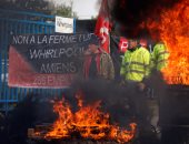 بالصور..محتجون يشعلون النار فى إطارات السيارات احتجاجا على إغلاق مصنع بفرنسا