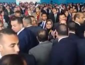الصفحة الرسمية للرئيس السيسى تنشر فيديو مصافحته لشباب مؤتمر الإسماعيلية